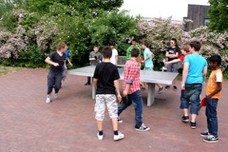 Schüler beim Tischtennisspielen