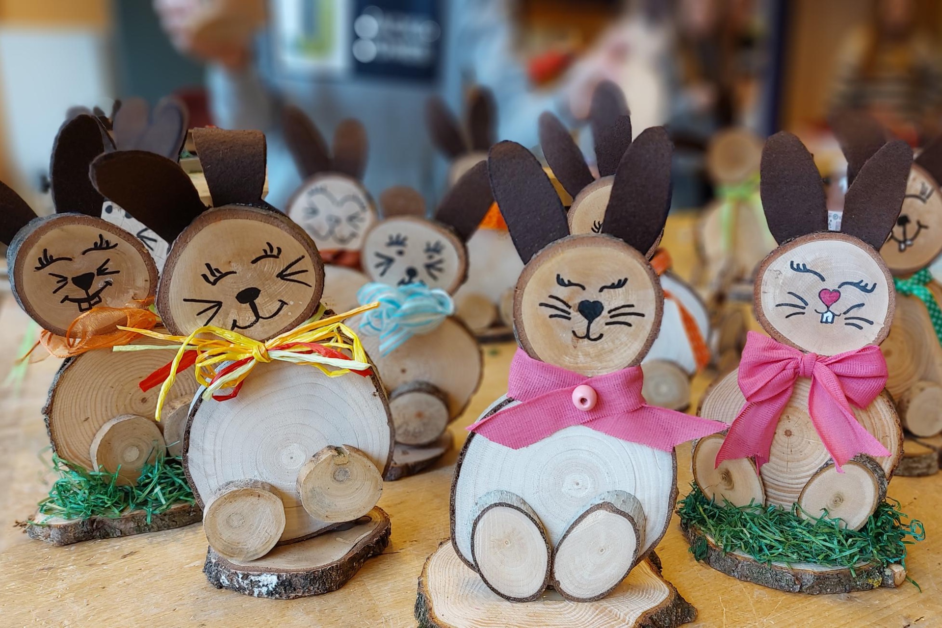 Wunderschöne Osterhasen des Fair-Trade-Teams