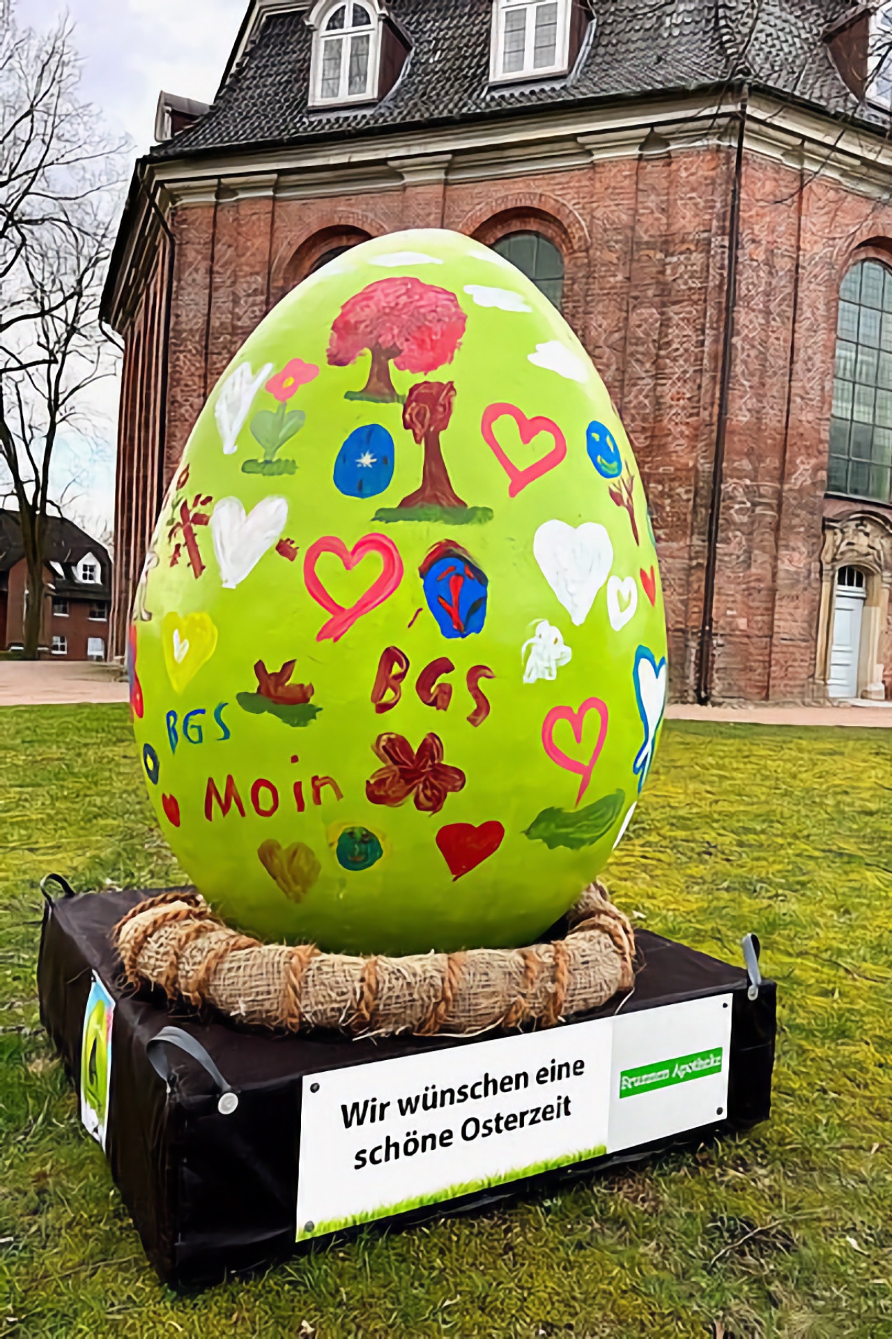 XXL-Osterei der Brüder-Grimm-Schule vor der Rellinger Kirche