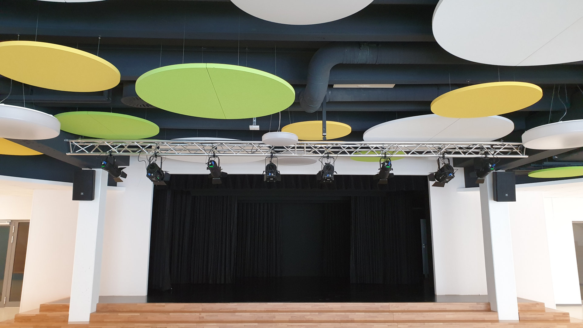 Hell, modern und einladend: Veranstaltungsraum und Aula