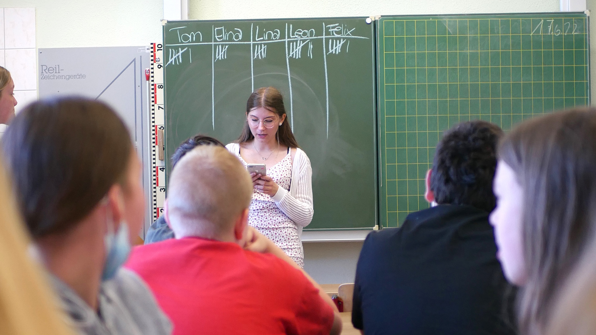 Die Juniorbotschafter für das Europäische Parlament haben schon mehrfach für ihre Mitschüler kleinere oder größere Projekte durchgeführt. Hier zu sehen ist eine spielerische Einführungsstunde in das Thema EU für eine sechste Klasse