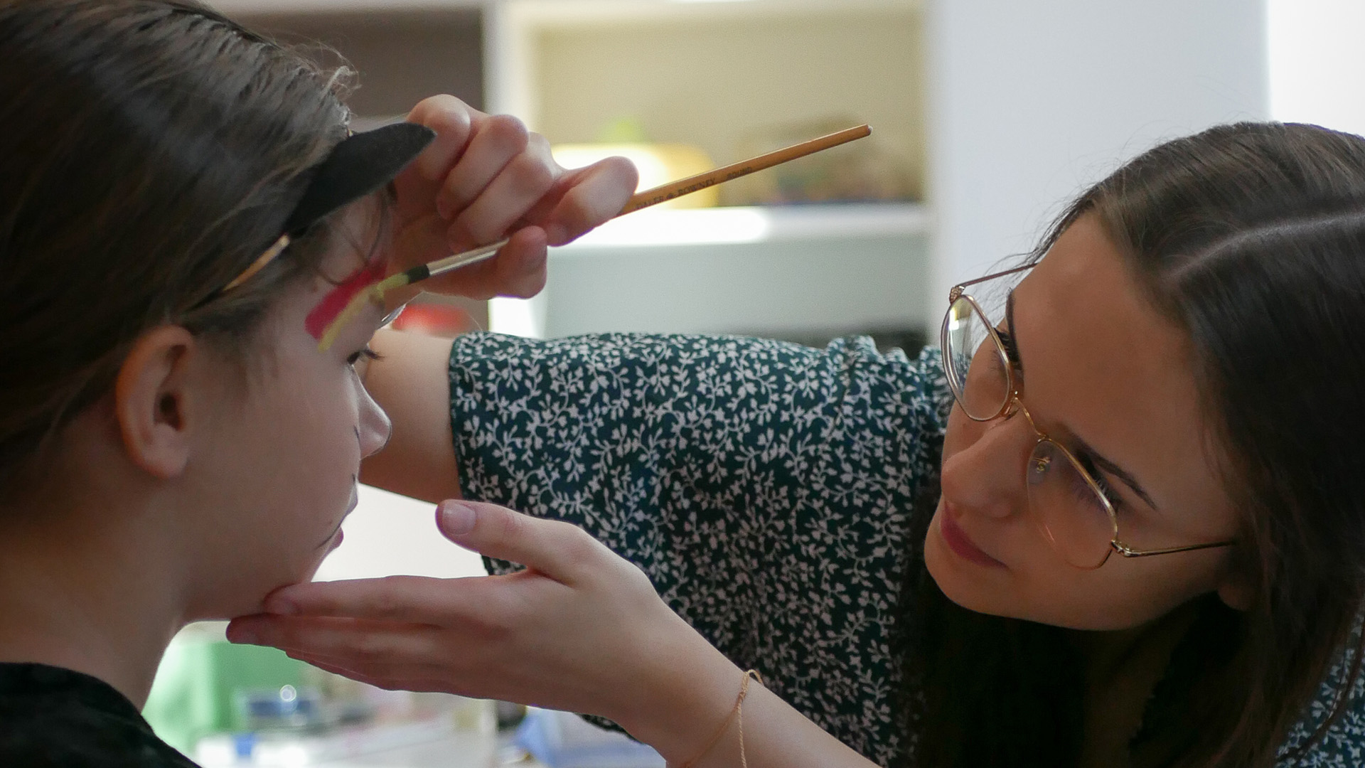 Einmal im Jahr gestalten die Elftklässler des Schulzentrums ein Fest für die Grundschüler. Neben vielen verschiedenen Spielen, Bastelaktionen und Wettkämpfen gehört auch das Kinderschminken gern dazu.