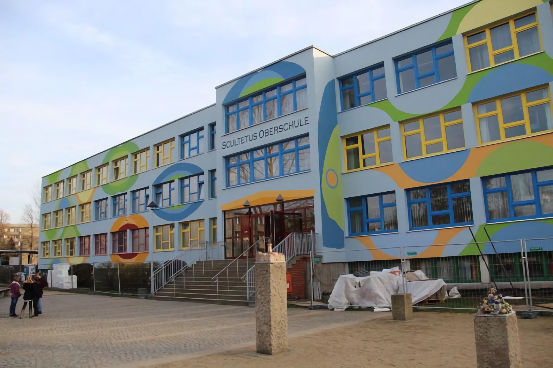 Mit Schülerinnen und Schülern entworfene Fassade.