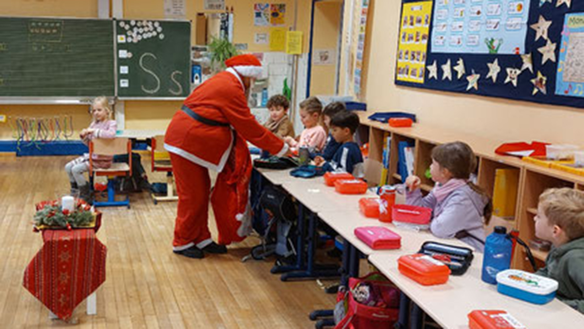 Mit „Hohoho“-Rufen durch Klassen und Lehrerzimmer