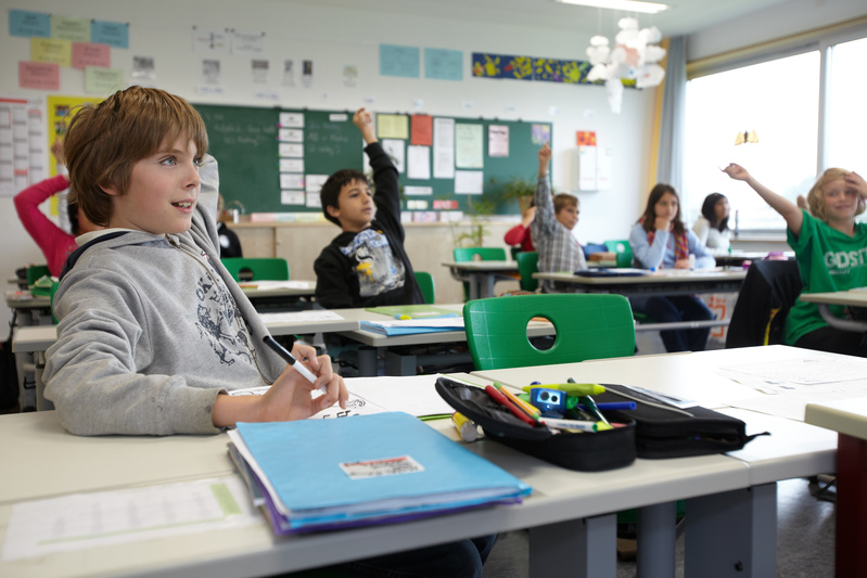 Schülerinnen und Schüler melden sich im Unterricht