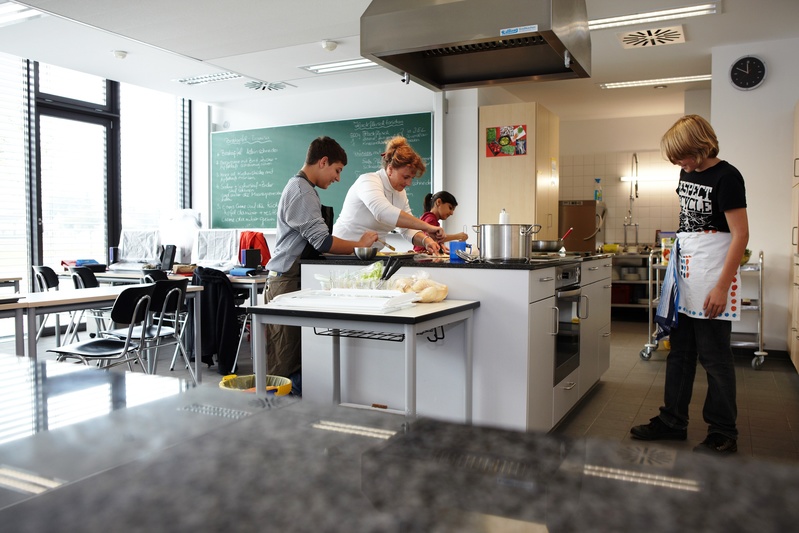 Schülerinnen und Schüler lernen kochen