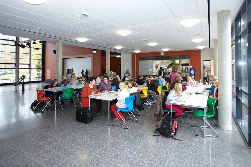 Schülerinnen und Schüler in der Mensa