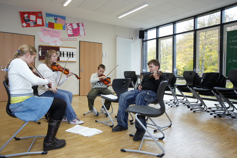 Schülerinnen und Schüler musizieren im Streichquartett