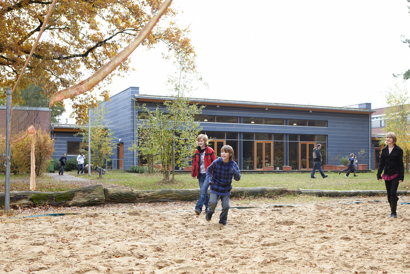 Schülerinnen und Schüler auf einem Spielplatz der Integrierten Stadtteilschule an den Sandwehen Bremen