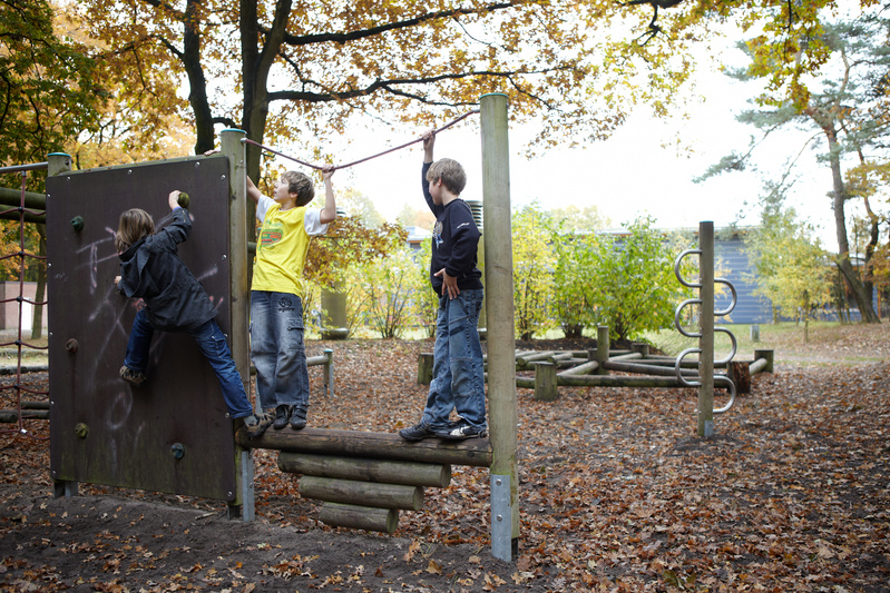 Schüler spielen auf dem Schulhof