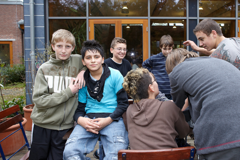 Eine Gruppe von Schülern vor dem Eingang eines Schulgebäudes.