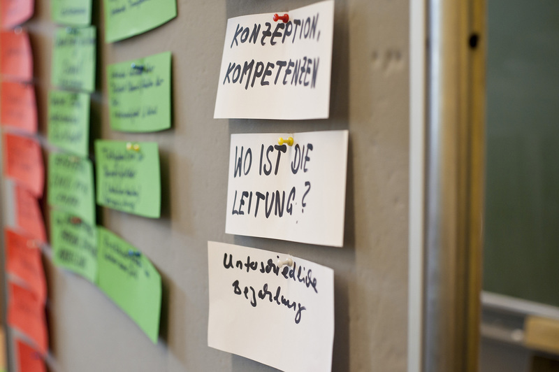Workshop-Notizen an einer Pinnwand