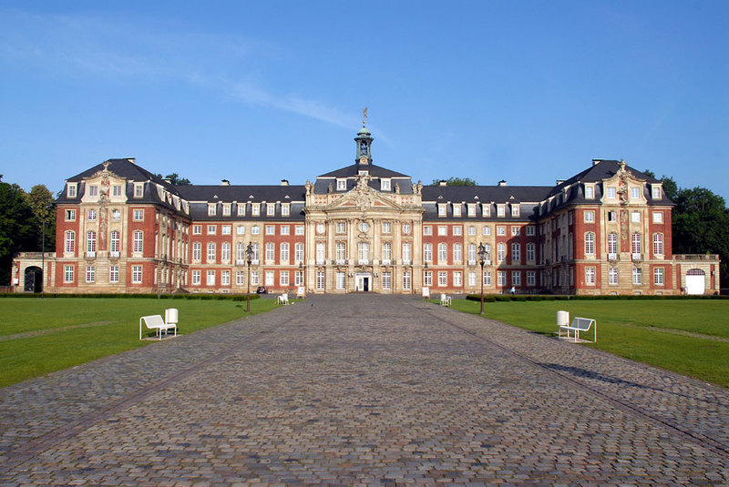 Frontansicht des Schlosses