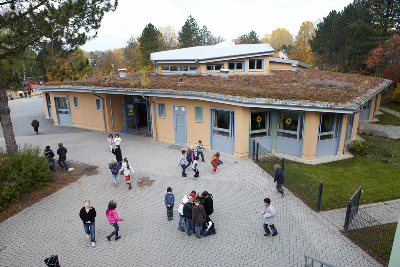 Schülerinnen und Schüler auf dem Pausenhof