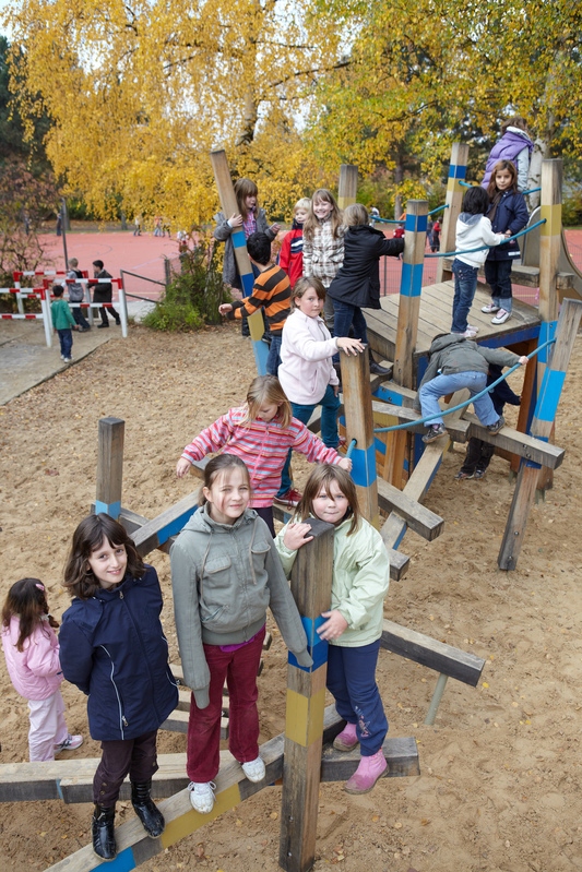 Schülerinnen und Schüler auf einem Klettergerüst