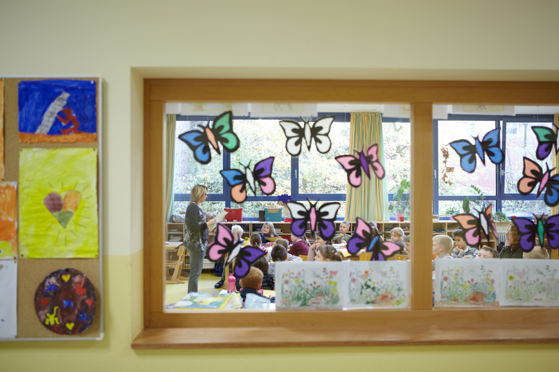 Blick durchs Fenster in eine Schulklasse