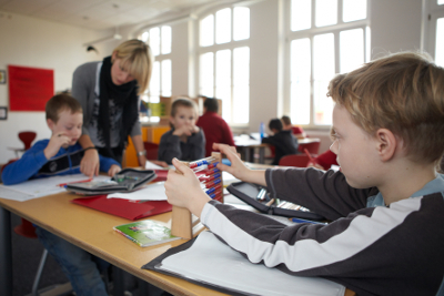 Lehrerin und Schüler im Unterricht