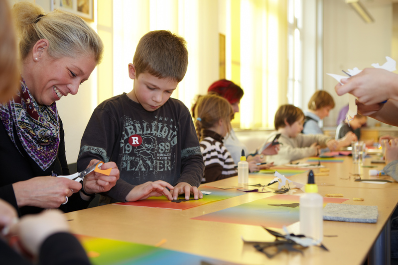 Schüler und Betreuerin beim Basteln
