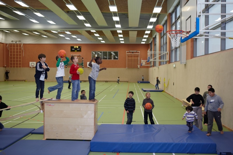 Schülerinnen und Schüler in einer Sporthalle