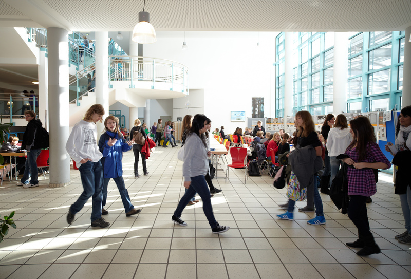 Schülerinnen und Schüler in der Aula