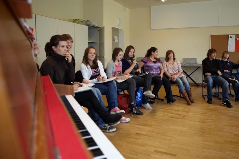 Schülerinnen und Schüler im Musikunterricht