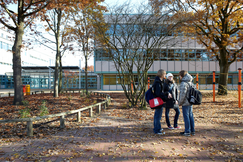 Schüler unterhalten sich auf dem Schulhof