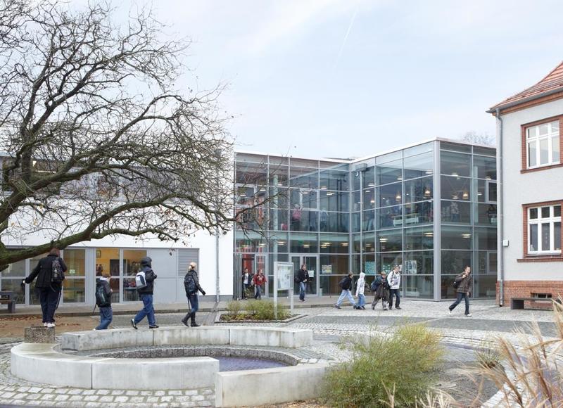 Schüler auf dem Schulhof der Heinz-Sielmann-Oberschule Elstal (Brandenburg)