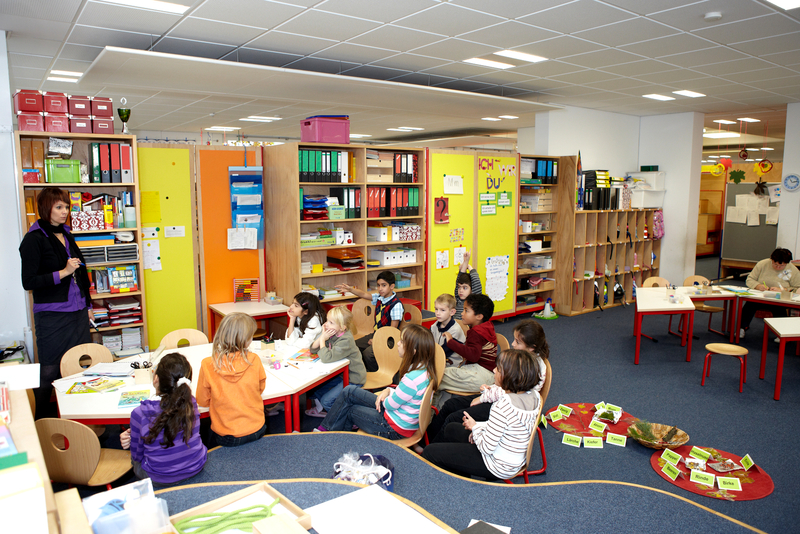 Schülerinnen und Schüler in der Klasse in der Hannah-Höch-Grundschule