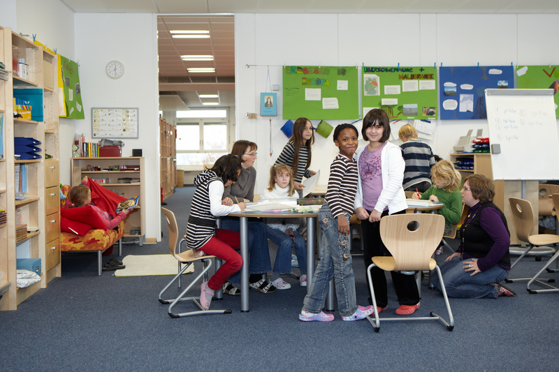 Schülerinnen und Schüler im Schulunterricht