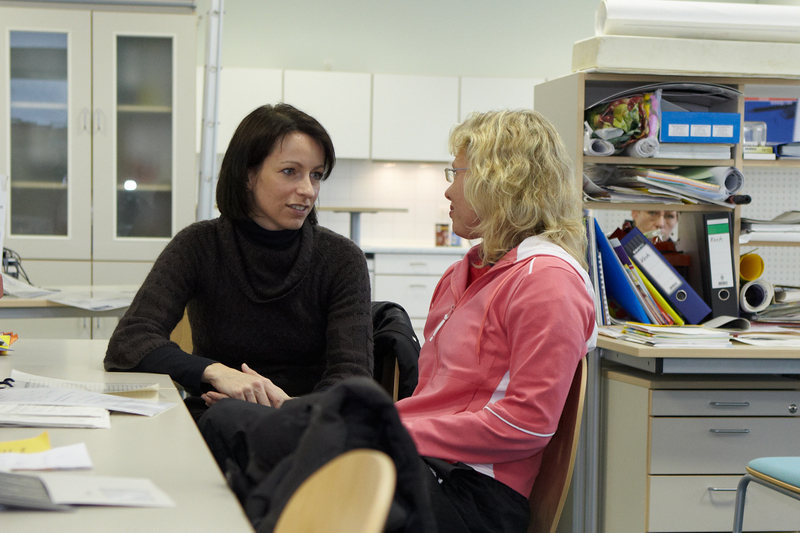 Lehrerinnen tauschen sich im Lehrerzimmer aus