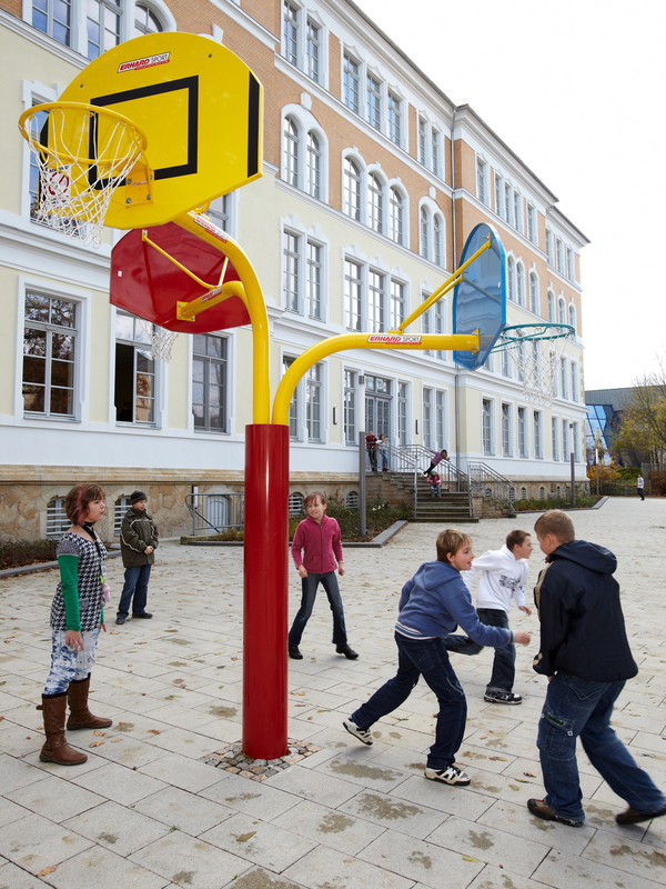 Schüler beim Basketballspiel auf dem Schulhof