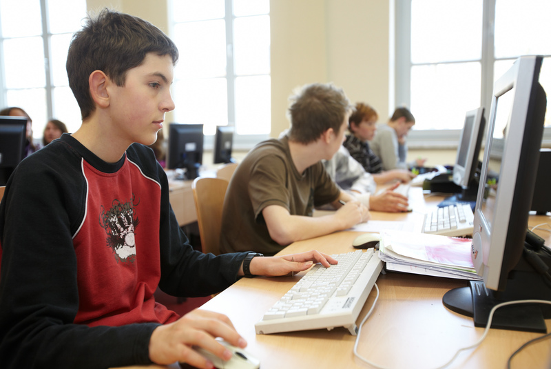Schüler sitzen vor PC-Bildschirmen