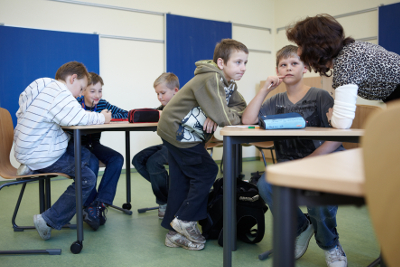 Schüler und Lehrerin im Gespräch