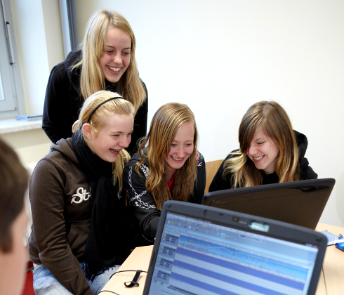 Schülerinnen und Schüler mit Laptops