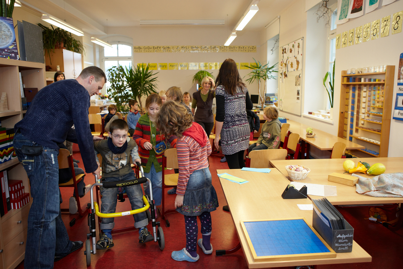 Schülerinnen und Schüler in der Maria-Montessori-Schule Halle (Saale)
