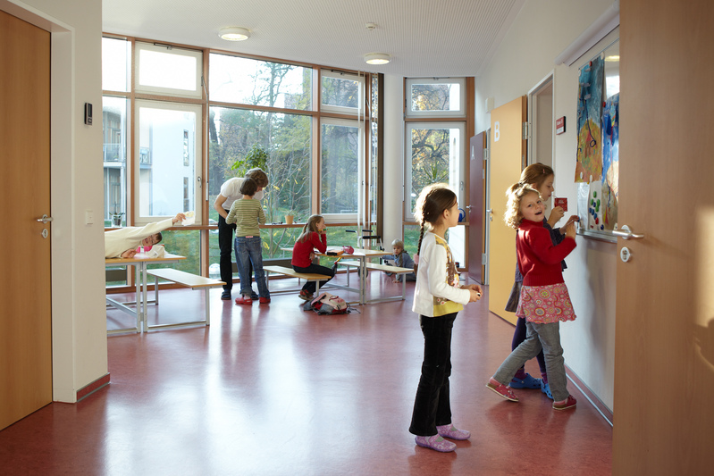 SChüerlinnen und Schüler reden auf dem Gang