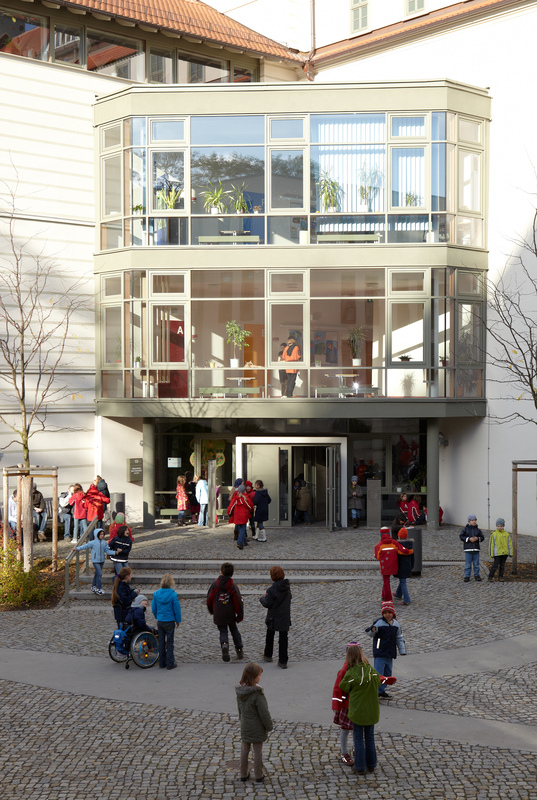 Schulhof der Maria-Montessori-Grundschule Halle (Saale)