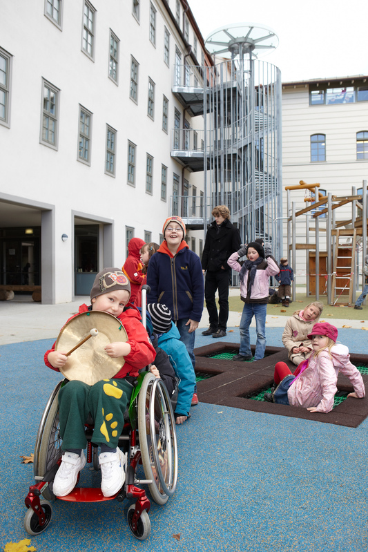 Schülerinnen und Schüler auf dem Schulhof
