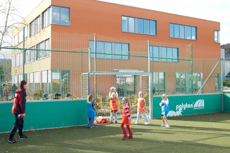 Schülerinnen auf dem Fußballplatz