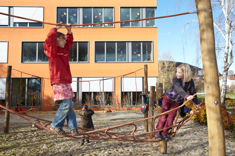 Schülerinnen auf dem Schulhof