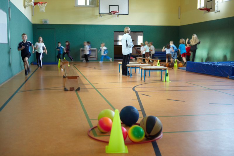 Schülerinnen und Schüler beim Sport in der Halle