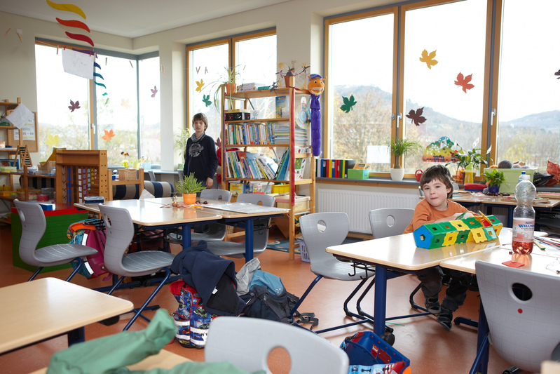Zwei Schüler in einem Klassenraum
