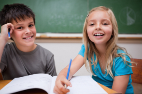 Ein Schüler und eine Schülerin im Klassenzimmer beim Lernen.