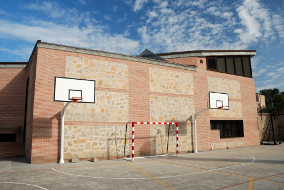 Aufnahme eines Sportplatzes mit einem Fußballtor und zwei Basketballkörben.