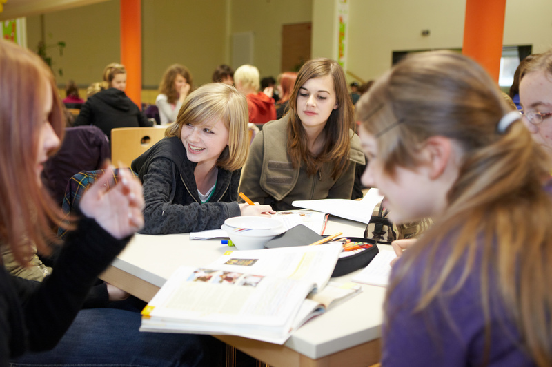 Shülerinnen mit Büchern