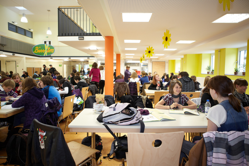 Schülerinnen und Schüler in der Aula Lebach