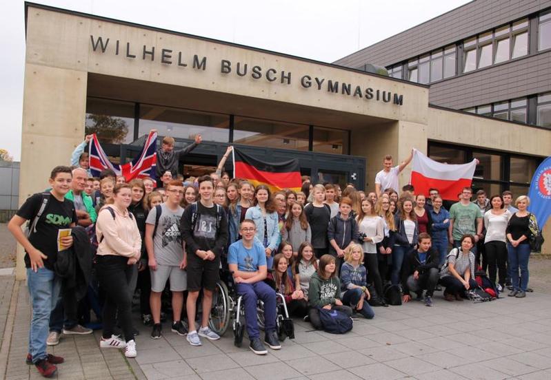 Gruppenfoto der Schülerinnen und Schüler vor dem Wilhelm-Busch-Gymnasium