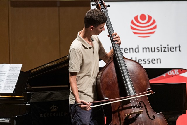 Schüler mit Kontrabass
