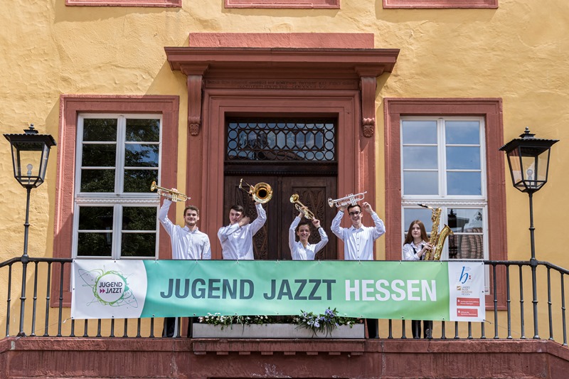 SchülerInnen stehen auf einem Balkon