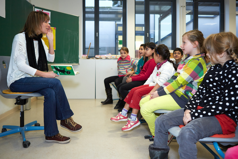 Lehrerin mit Klasse im Unterricht